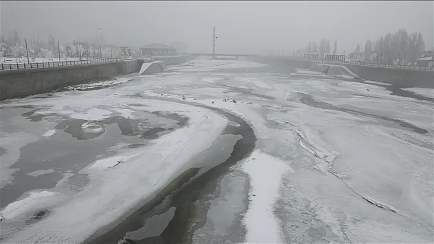 Ağrı'da nehir ve dereler dondu