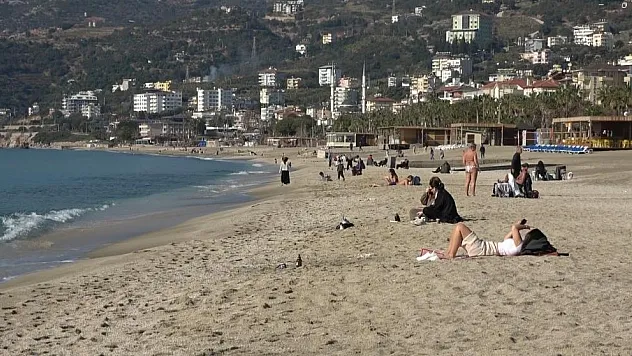 Antalya kışa meydan okumaya devam ediyor