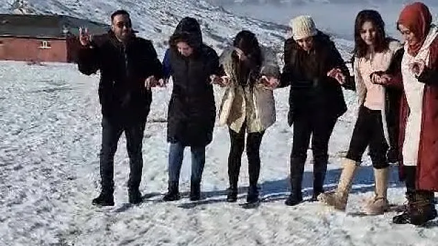 SOĞUĞA ALDIRIŞ ETMEDEN HALAY ÇEKTİLER