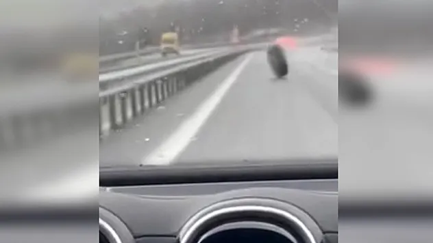 SEYİR HALİNDEKİ KAMYONUN TEKERİ FIRLADI