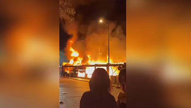 Gece alevler binayı sardı