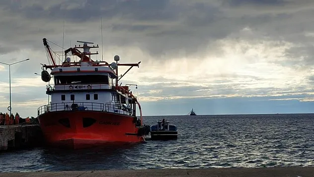 Gemiden düşen balıkçı yaralandı