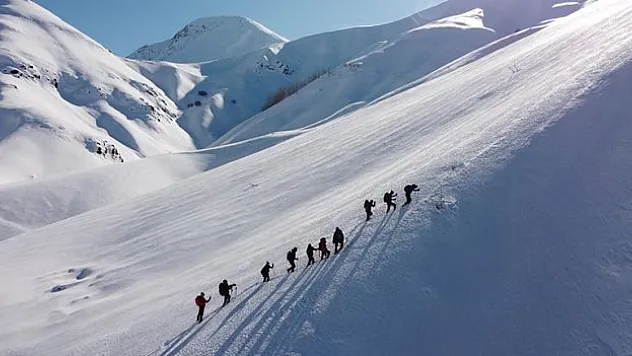Dağcılar metrelerce karı aşıyor