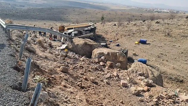 Kamyon şarampole devrildi