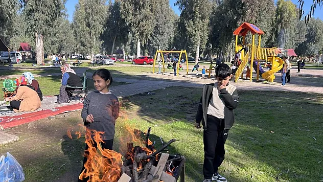 Sıcak havada piknik alanları doldu