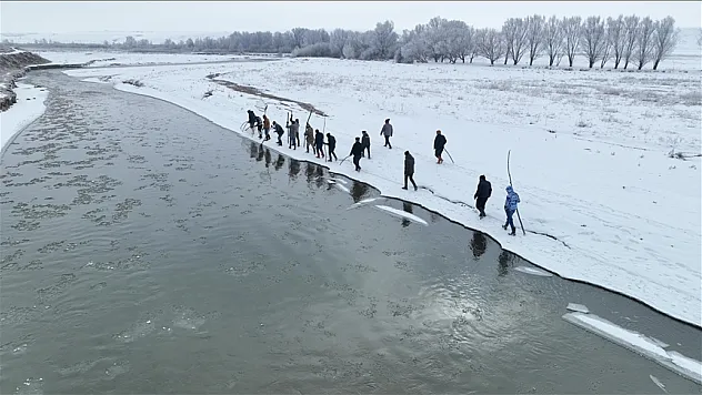 Buz tutan nehirde sıra dışı balık avı