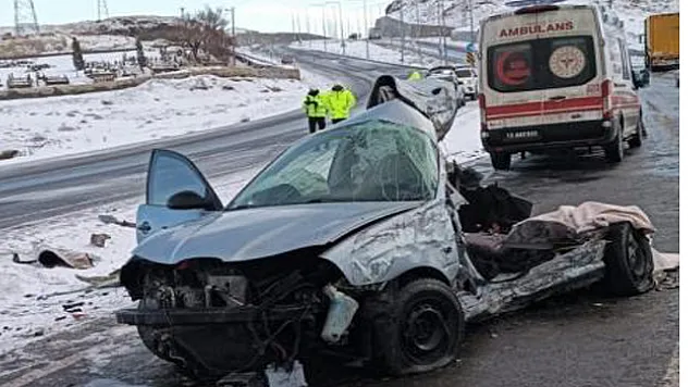 Otomobil tırla çarpıştı: 1 Ölü, 2 Yaralı