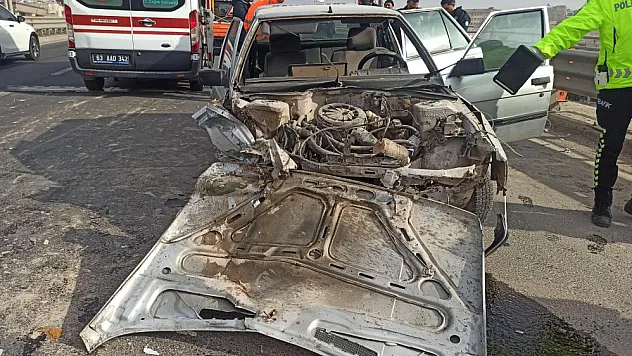 Otomobil bariyerlere çarptı: 2 yaralı