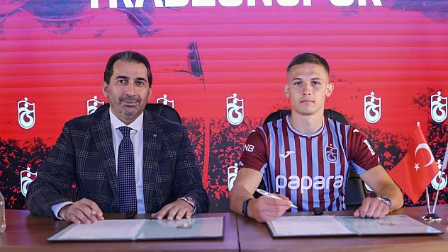 Trabzonspor'un yeni transferi Sikan imzayı attı