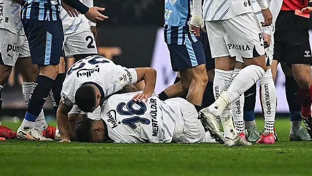 Fenerbahçe'de Mert Müldür'ün omzu çıktı