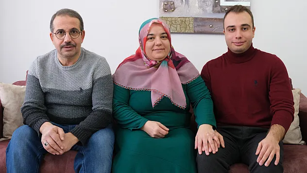 Elazığ'da depremde enkazdan çıkarılan Çelik ailesi TOKİ konutlarında huzurla yaşıyo