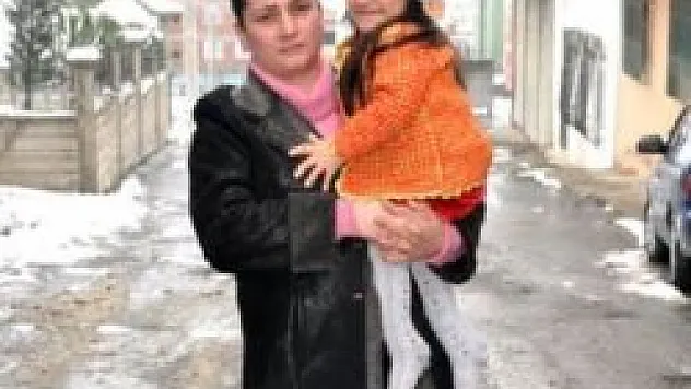 Anne kucağından hiç inmiyor