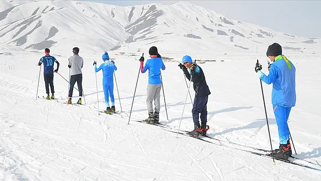 Hakkarili kayakçıların yeni hedefi etap yarışları