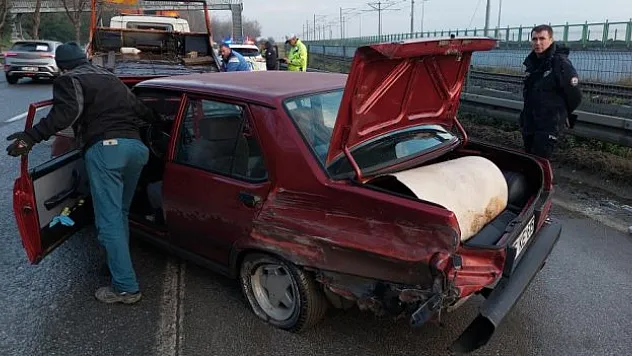 Otomobil bariyerlere çarptı