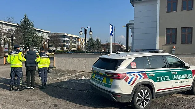 Anadolu Otoyolu'ndaki ticari takside 3 kaçak göçmen yakalandı