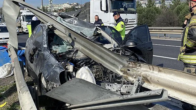 Otomobil bariyerlere girdi