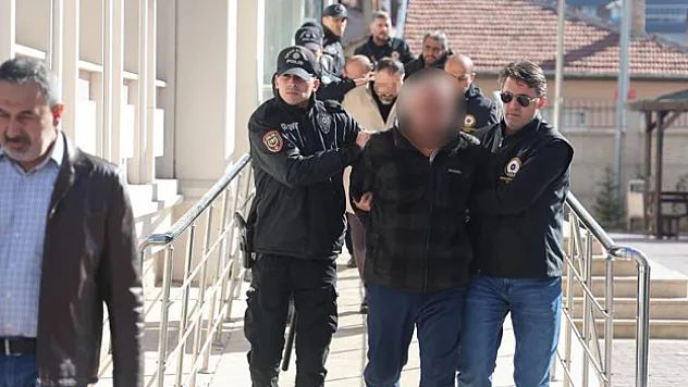 çöken bina soruşturmasında 6 kişi adliyede