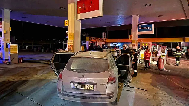 Otomobil akaryakıt istasyonundaki pompalara çarptı