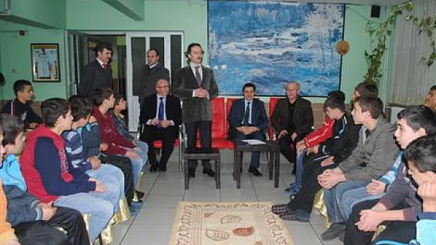 Müftü Öztürk Yetiştirme Yurdundaki gençlerle sohbet etti