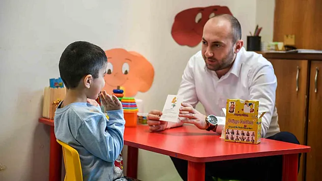 Oyun terapisi ile kekemeliğinden kurtuldu