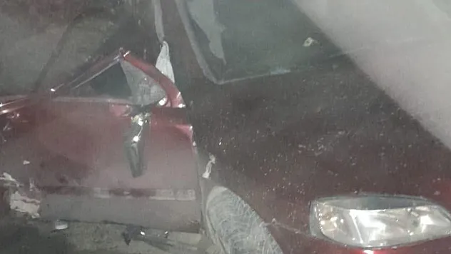 Hafif ticari araç ile otomobil çarpıştı