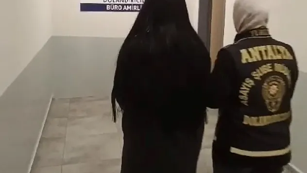 Antalya'da kendilerini polis olarak tanıtıp 575 bin lira dolandıran 2 şüpheli tutuklandı
