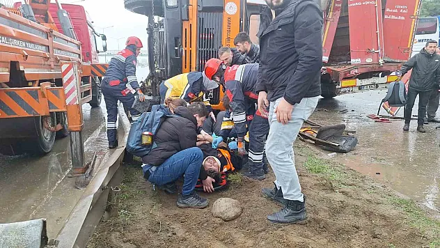 Karayolları yol süpürme kamyon rotasını şaşırdı:1 yaralı