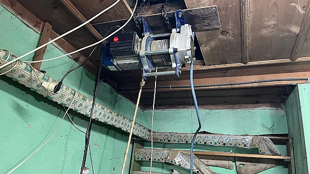 Yerin altına asansör sistemi kuran defineciler yakalandı