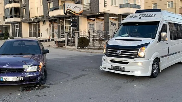 Karaman'da okul servisi ile otomobil kavşakta çarpıştı
