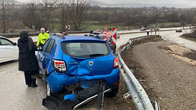 Yol kenarında duran cipe, arkadan gelen araç çarptı