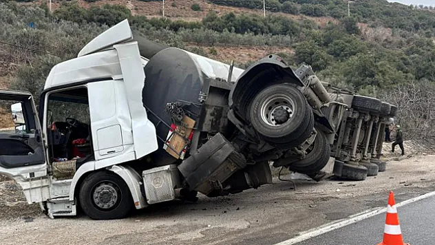 Kontrolden çıkan tanker devrildi