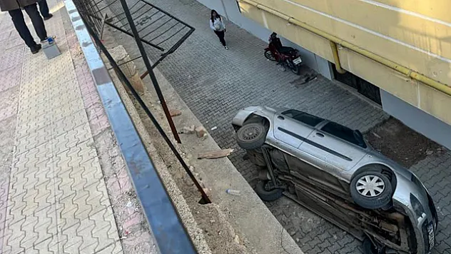 Otomobil apartman boşluğuna düştü