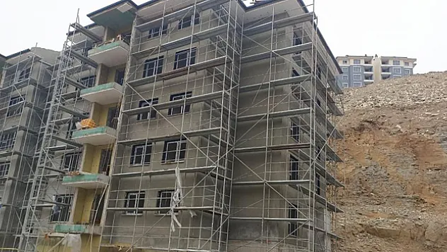 İnşaat işçisi 5. kattan düştü