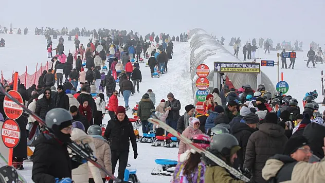 Binlerce kişi soluğu Erciyes'te aldı