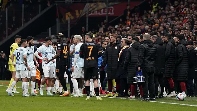 Galatasaray - Adana Demirspor maçı tatil edildi