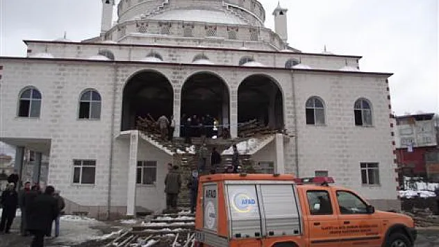 Hattatların iskelesi çöktü:2 Yaralı