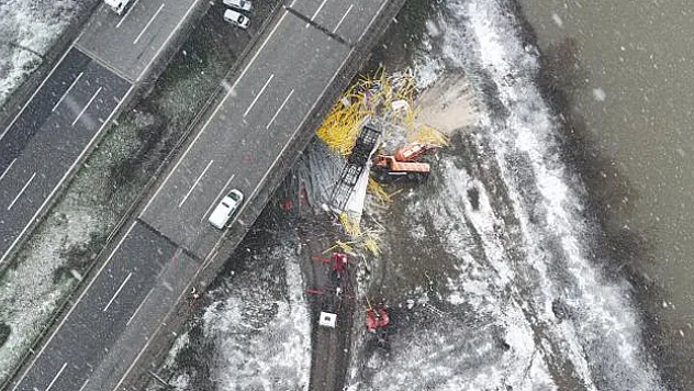 Kar küreme aracına arkadan çarpın tır ile birlikte köprüden uçtular