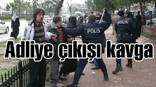 Adliye çıkışı kavga