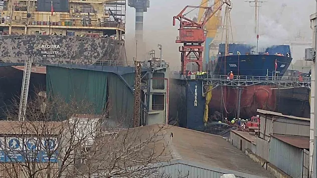 Tuzla Tersanesi'nde gemi yangını