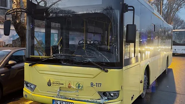 Kırmızı ışıkta duramayan Otobüs jipe çarptı