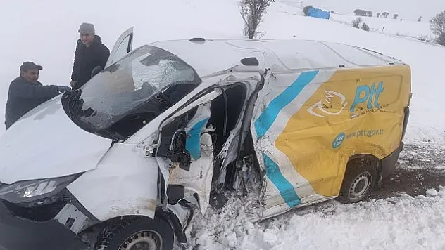 Yük treni minübüsle çarpıştı