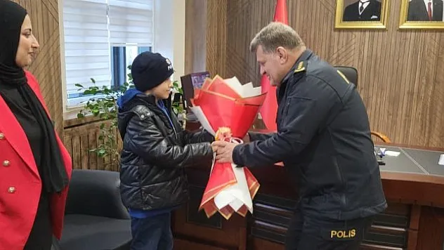 'Anne evimizde atkı bere var mı polis abi üşüyor''