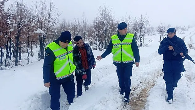 Yolda mahsur kalan vatandaş jandarma ekiplerince kurtarıldı