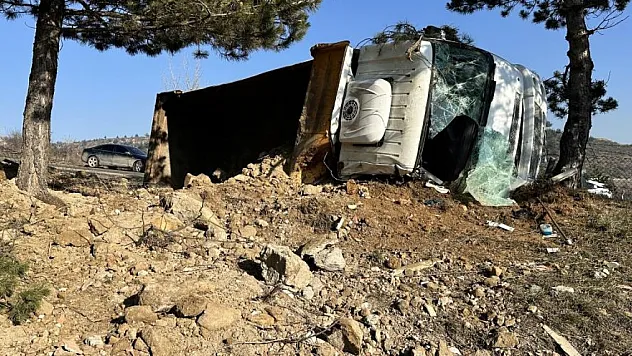 HAFRİYAT KAMYONU BUZLU YOLDA DEVRİLDİ