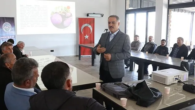 Ziraat profesörü gönüllü eğitim veriyor