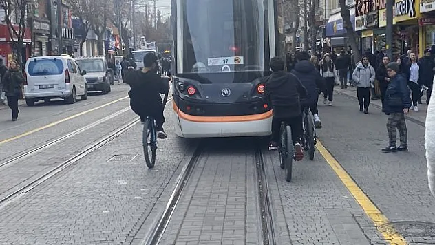 Çocuklar canlarını tehlikeye attı