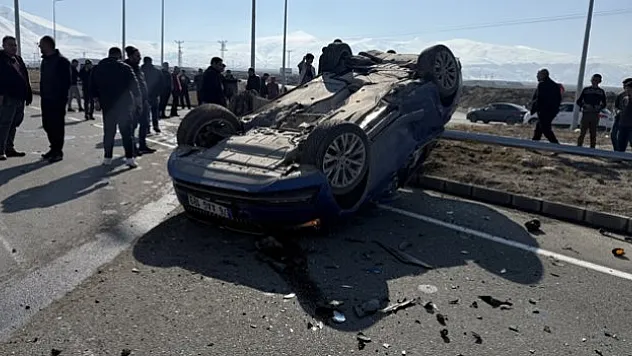 Ara yoldan çıkan otomobile çarptı