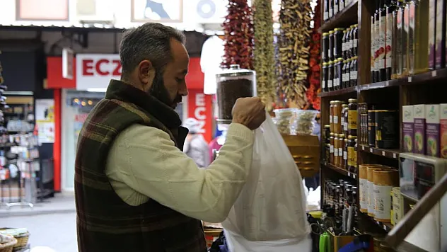 Öksürüğü geçmeyen soluğu aktarda alıyor