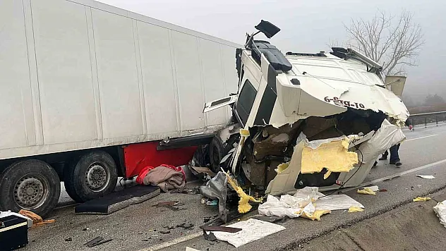 D100'de bariyerlere çarpan tırın sürücüsü yaralandı, trafik tıkandı