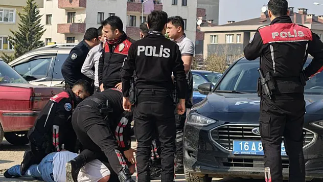 Kimlik soran polislere saldırdı